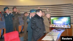 Lãnh tụ Bắc Triều Tiên Kim Jong Un và các giới chức ăn mừng vụ phóng hỏa tiễn tại Bình Nhưỡng, ngày 7/2/2016.