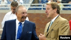 Ông William Clay Ford Sr. (trái) và con trai Bill Ford Jr. 