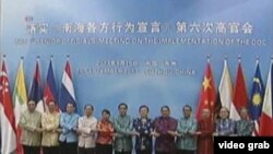 Trung Quốc và các thành viên ASEAN thảo luận Bộ quy tắc ứng xử trên biển Đông. Ngoại trưởng Vương Nghị nói các bên đã đồng ý về 1 hiệp định khung của COC hôm 18/5 trước thời hạn dự kiến.