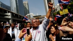 Thủ lãnh biểu tình Suthep Thangsuban cùng với đoàn người biểu tình tại quận tài chính ở Bangkok, 21/1/2014. REUTERS/Damir Sagolj 