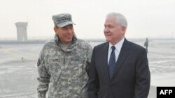 Ðại tướng Petraeus, Tư lệnh hàng đầu của NATO tại Afghanistan (trái) và Bộ trưởng Quốc phòng Robert Gates tại Kabul, ngày 7/3/2011