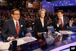 Những người điều khiển chương trình của đài truyền hình FOX (từ trái sang): Chris Wallace, Megyn Kelly và Bret Baier trong cuộc tranh luận của các ứng cử viên đảng Cộng Hòa tại Des Moines, bang Iowa, ngày 28/1/2016.