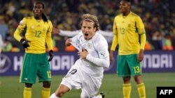 Cầu thủ Diego Forlan của Uruguay vui mừng sau khi ghi bàn trong trận tranh tài với đội Nam Phi