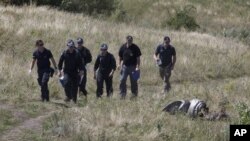 Các chuyên gia người Úc kiểm tra khu vực nơi máy bay MH-17 rơi ở làng Hrabove, vùng Donetsk, phía đông Ukraine, 1/8/2014.