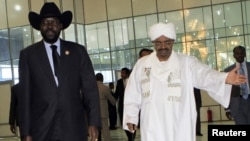 Tổng thống Nam Sudan Salva Kiir (trái) và Tổng thống Sudan Omar al-Bashir