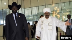 Tổng thống Sudan Omar al-Bashir (phải) và Tổng thống Nam Sudan Salva Kiir 