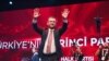 Türkiye’de 31 Mart yerel seçimleri sonuçlarına göre artık birinci siyasi parti konumunda olan CHP’de parti içi tartışmalara yön verecek tüzük kurultayında, Genel Başkan Özel, gelecek Cumhurbaşkanlığı seçiminde olası adaylığı tartışma konusu olan İmamoğlu’na sahip çıktı. 