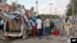 Cảnh sát Somalia chạy qua đống đổ nát bên ngoài Khách sạn Sahafi ở Mogadishu, ngày 1/11/2015. 