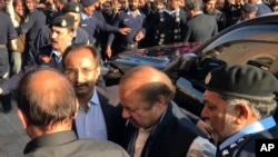 سابق وزیرِ اعظم نواز شریف ان دنوں لاہور کے سروسز اسپتال زیرِ علاج ہیں۔ (فائل فوٹو)