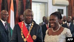 Tổng thống Bờ Biển Ngà Laurent Gbagbo và phu nhân Simone trong buổi lễ tuyên thệ tại Dinh Tổng thống ở Abidjan