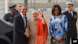 Tổng thống Mỹ Barack Obama được Thủ tướng Ấn Độ Narendra Modi đón tiếp tại Căn cứ Không quân Palam ở New Delhi, ngày 25/1/2015.