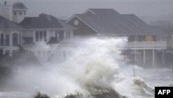 Sóng đánh mạnh trong lúc thủy triều dâng cao khi bão Irene thổi qua Bayshore, New York, ở Long Island, Chủ Nhật, 28/8/2011