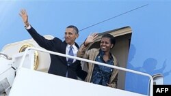 Tổng thống Obama và Ðệ nhất Phu nhân Michelle Obama vẫy chào trước khi bước lên Chuyên cơ Air Force One, bắt đầu chuyến công du Châu Á, ngày 5/11/2010