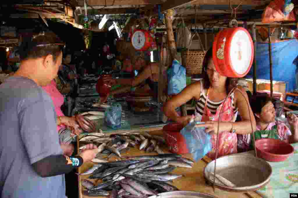 Chợ c&aacute; ở Masinloc, Philippines. (D. Schearf/VOA)