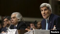 Ngoại trưởng Mỹ John Kerry (phải) xuất hiện trước Ủy ban Đối ngoại Thượng viện ở Washington, ngày 23/7/2015.