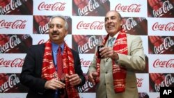 Chủ tịch và Giám đốc điều hành của Coca-Cola, Muhtar Kent (phải) và Giám đốc điều hành Coca Cola tại Ấn Độ Atul Singh trước một cuộc họp ở New Delhi, ngày 26/6/2012