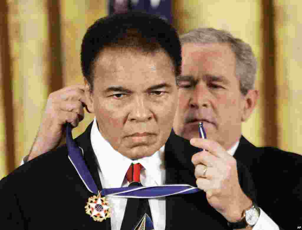 Tổng thống George W. Bush trao tặng Huân chương Tự do Tổng thống cho võ sĩ Muhammad Ali tại Tòa Bạch Ốc, ngày 9 tháng 11 năm 2005.