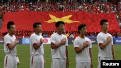 Các cầu thủ Việt Nam hát quốc ca trước mỗi trận đấu ở SEAGAMES.