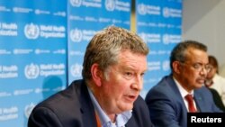  Ông Mike Ryan, chuyên gia khẩn cấp hàng đầu của WHO (trái) và Tổng giám đốc Tedros Adhanom Ghebreyesus tại cuộc họp báo ở Geneva, ngày 6/2/2020. 