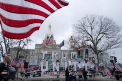 Michigan'da göstericiler karantina önlemlerini protesto ederken, 17 Nisan 2020.