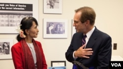 Aung San Suu Kyi speaks with VOA Director David Ensor. (Alison Klein/VOA)