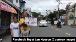 Hai con nhỏ và mẹ của Như Quỳnh. Facebook Nguyễn Thị Tuyết Lan.