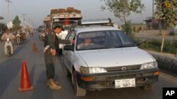 Cảnh sát Afghanistan tại một chốt kiểm soát ở Kandahar, phía nam thủ đô Kabul, ngày 16/9/2013.