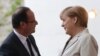 Tổng thống Pháp Francois Hollande (phải) nói chuyện với Thủ tướng Đức Angela Merkel