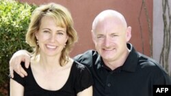 Dân biểu Hoa Kỳ Gabrielle Giffords và chồng, Phi hành gia Mark Kelly