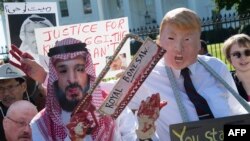 Những người biểu tình ăn mặc như Thái tử Mohammed bin Salman và Tổng thống Donald Trump phản đối bên ngoài Nhà Trắng yêu cầu công lý cho nhà báo Jamal Khashoggi.