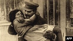 Nhà độc tài Xô Viết Josef Stalin và con gái Svetlana, 1935