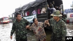 Binh sĩ Thái Lan giúp dân chúng trong quận Charoen, Bangkok di tản khỏi vùng ngập lụt hôm 2/11/11