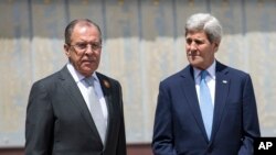 Ngoại trưởng Nga Sergey Lavrov (trái) và Ngoại trưởng Mỹ John Kerry. Ông Kerry cho hay Mỹ đang cứu xét việc thảo luận trực tiếp với Nga về vấn đề Syria.