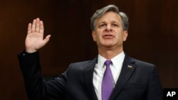 Ông Christopher Wray tuyên thệ trước buổi điều trần ngày 12/7/2017 tại Thượng viện Hoa Kỳ để được chuẩn thuận chức vụ giám đốc FBI.