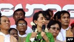 Bà Aung San Suu Kyi nói chuyện với người ủng hộ tại 1 sân vận động ở Pathein, đồng bằng sông Irrawaddy, 7/2/2012