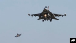 ABD, iki F-16 uçağıyla Suriye'nin doğusunda İran destekli gruplar tarafından kullanılan iki tesisi vurduğunu açıkladı.