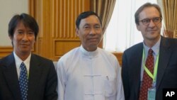 VOA Director David Ensor with Burmese officials