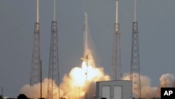 Tên lửa Falcon 9 mang phi thuyền Dragon. (AP Photo/John Raoux)