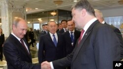 Tổng thống Nga Vladimir Putin và Tổng thống Ukraine Petro Poroshenko.