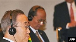 Tổng thư ký LHQ Ban Ki-moon (trái) ngồi cạnh Thủ tướng Miến Ðiện Thein Sein tại hội nghị ASEAN ở Hà Nội