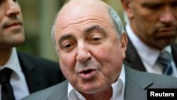 Nhà tài phiệt Nga Boris Berezovsky nói chuyện với phóng viên sau 1 phiên xử ở London, 31/8/2012