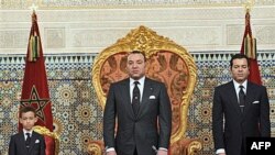 Vua Marốc Mohammed VI (giữa) hứa thực hiện những cải tổ nhằm hạn chế quyền chính trị và tôn giáo của ông