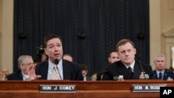 Giám đốc FBI, James Comey, bên trái, cùng với Giám đốc Cơ quan An ninh Quốc gia Michael Rogers điều trần tại Quốc hội ngày 20/3/17