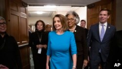 Lãnh đạo Thiểu số Hạ viện Nancy Pelosi giành được đề cử của Khối Dân chủ để trở thành chủ tịch Hạ viện Hoa Kỳ trong cuộc biểu quyết vào tháng 1 năm sau, tại Điện Capitol ở Washington, ngày 28 tháng 11, 2018.