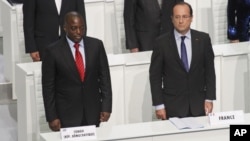 Tổng thống Francois Hollande (phải) và Tổng thống Joseph Kabila trong phiên khai mạc Hội nghị Thượng đỉnh các Quốc gia nói tiếng Pháp, tại Kinshasa, thủ đô DRC, 13/10/2012