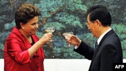 Tổng thống Brazil Dilma Rousseff (trái) và Chủ tịch Trung Quốc Hồ Cẩm Ðào