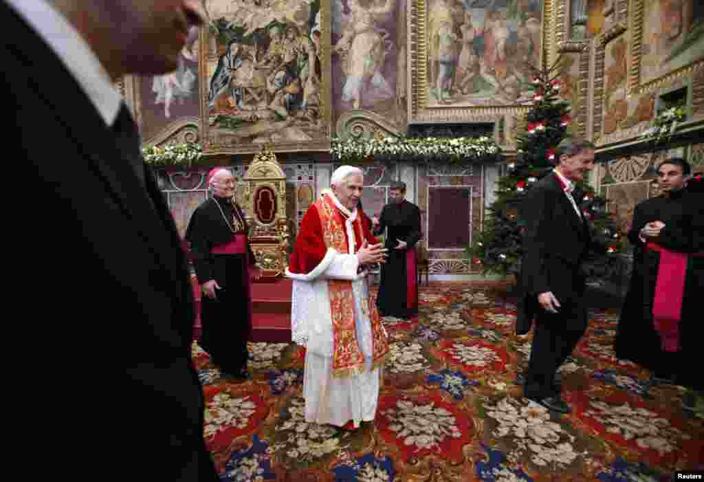 Đức Gi&aacute;o Ho&agrave;ng Benedict rời khỏi cuộc họp với c&aacute;c nh&agrave; ngoại giao Vatican, ng&agrave;y 10/1/2011.