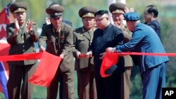 Kim Jong Un cắt băng khánh thành khu cao ốc Ryomyong ngày 13/4/2017.