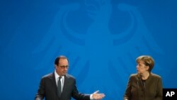 Thủ tướng Đức Angela Merkel (bên phải) và Tổng thống Pháp Francois Hollande trước cuộc hội đàm tại Berlin, ngày 13/12/2016.