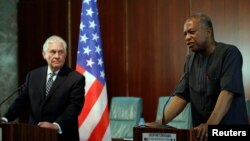 Ngoại trưởng Rex Tillerson và Bộ trưởng Ngoại giao Nigeria Geoffrey Onyeama họp báo tại Abuja, ngày 12/3/2018. 